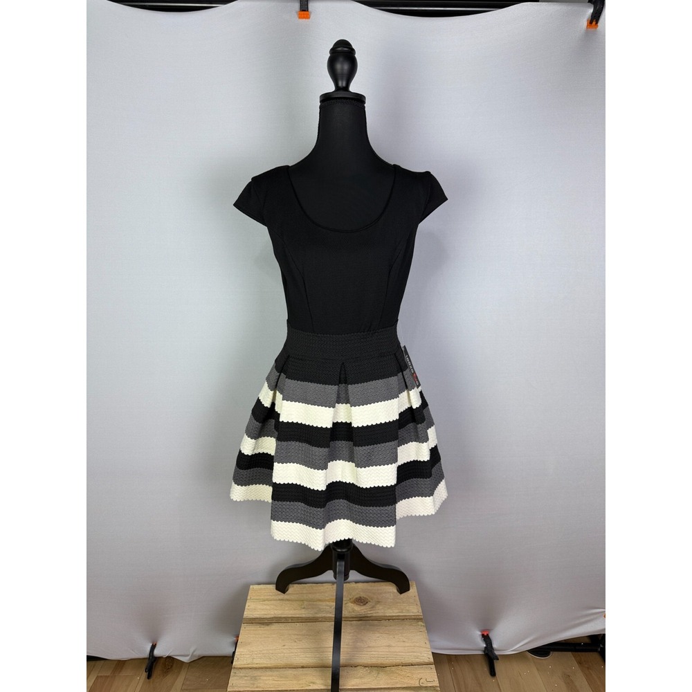 TeezeMe Junior Dress‎ Above Knee Black, Gray, White Tiered Flare Size M (NWT)